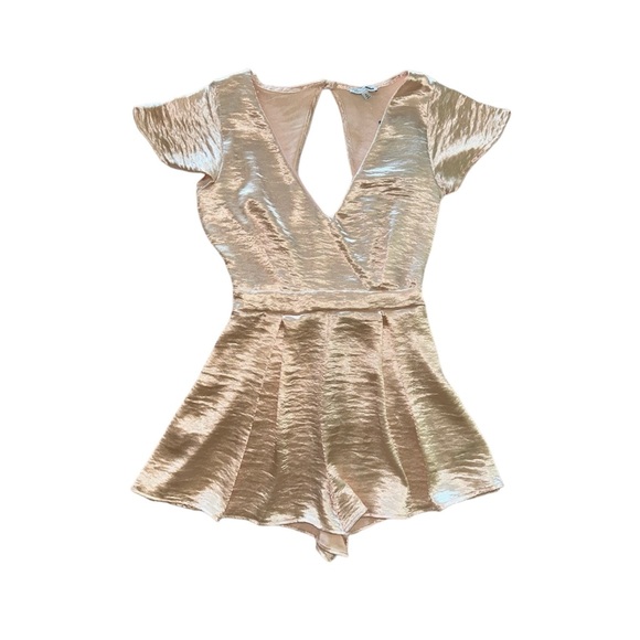 LIGHT PINK V-NECK BACKLESS SATIN ROMPER W/ BACK ZIPPER · SIZE S · NWT - Picture 3 of 10